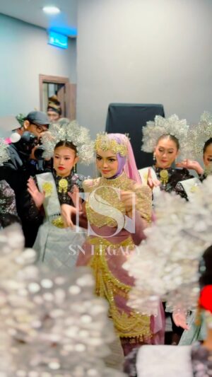 Siti Nurhaliza Instagram - Dato’ Sri Siti Nurhaliza @ctdk sedang menjalani latihan akhir di belakang pentas sebelum memulakan persembahan istimewa di #AIM24 🎶✨ #SitiNurhaliza #AIM24 #BehindTheScenes 

💄@epie_temerloh
👗@_biancabella