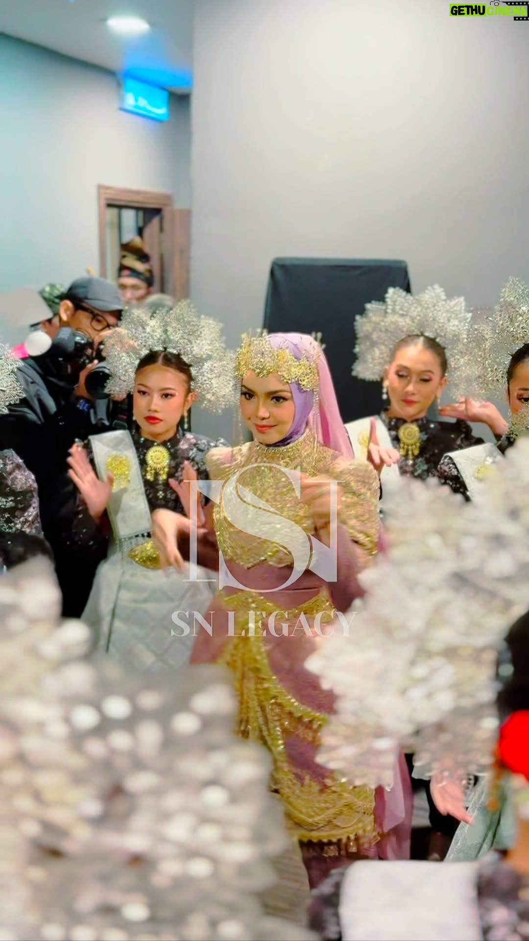 Siti Nurhaliza - 12K Likes - Dato’ Sri Siti Nurhaliza @ctdk sedang menjalani latihan akhir di belakang pentas sebelum memulakan persembahan istimewa di #AIM24 🎶✨ #SitiNurhaliza #AIM24 #BehindTheScenes 

💄@epie_temerloh
👗@_biancabella