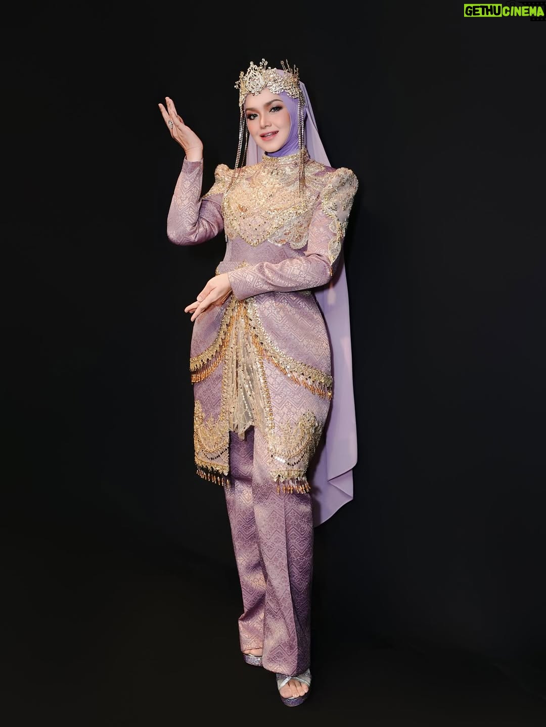 Siti Nurhaliza - 16.9K Likes - Busana untuk persembahan di Anugerah Industri Muzik-24.

👗 @_biancabella 
💄 @epie_temerloh @ctdk 
📸 @amir_yasin