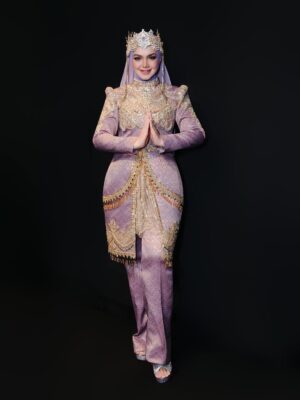 Siti Nurhaliza Instagram - Busana untuk persembahan di Anugerah Industri Muzik-24.

👗 @_biancabella 
💄 @epie_temerloh @ctdk 
📸 @amir_yasin