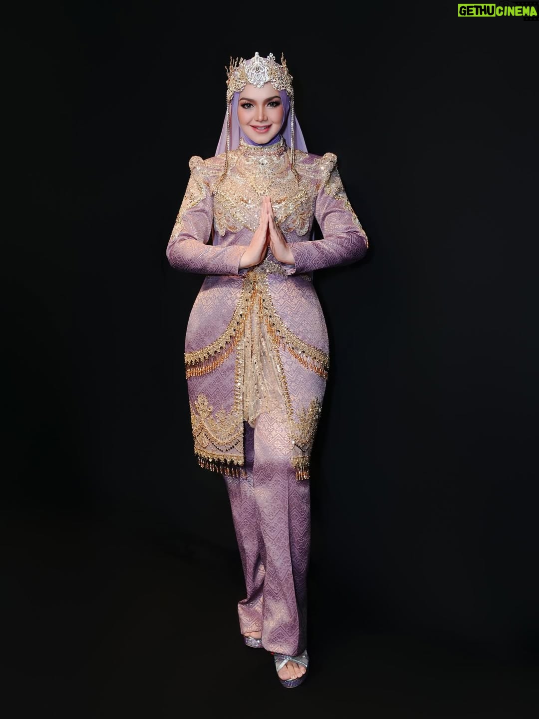Siti Nurhaliza - 16.9K Likes - Busana untuk persembahan di Anugerah Industri Muzik-24.

👗 @_biancabella 
💄 @epie_temerloh @ctdk 
📸 @amir_yasin