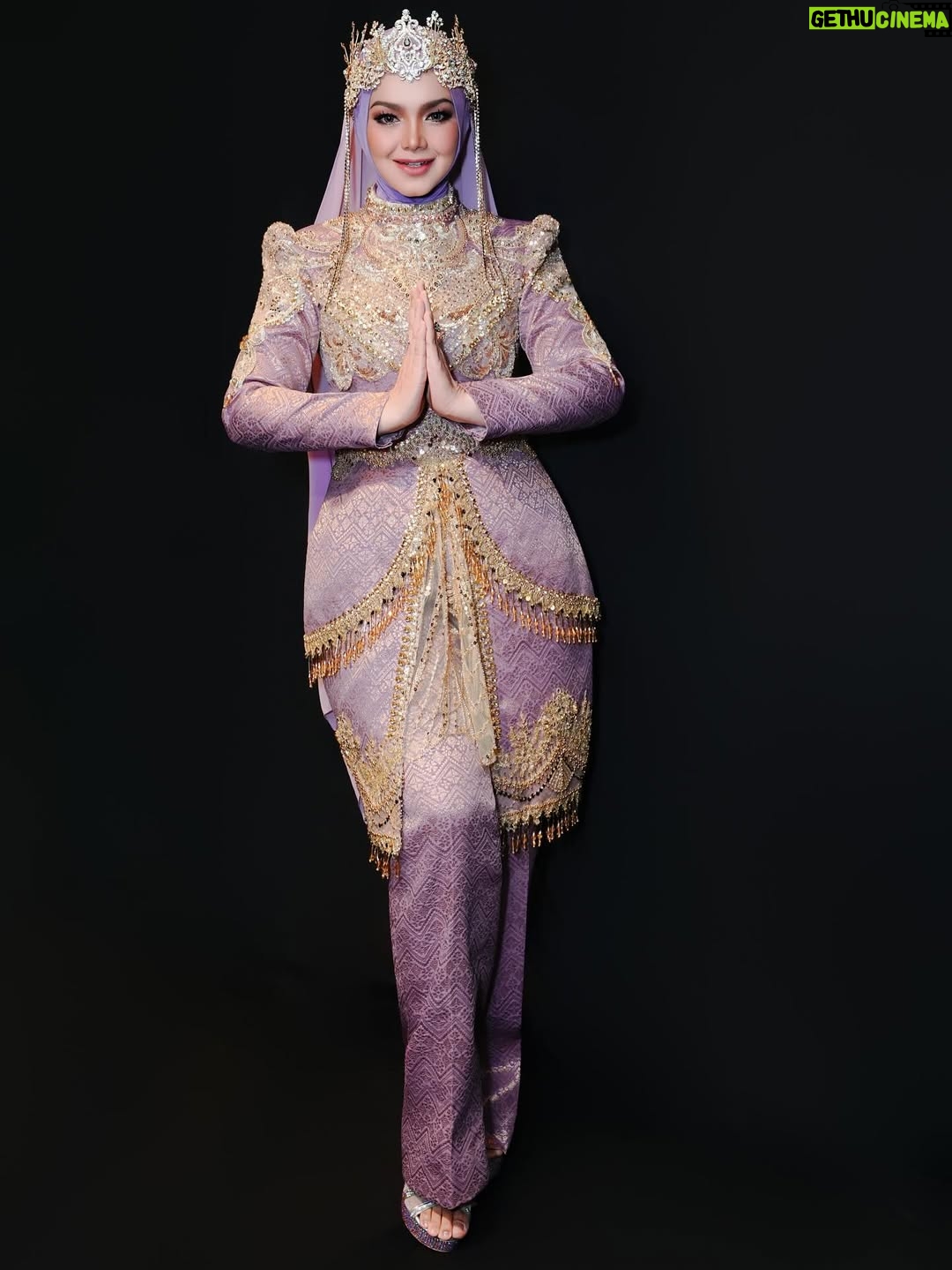 Siti Nurhaliza - 16.9K Likes - Busana untuk persembahan di Anugerah Industri Muzik-24.

👗 @_biancabella 
💄 @epie_temerloh @ctdk 
📸 @amir_yasin