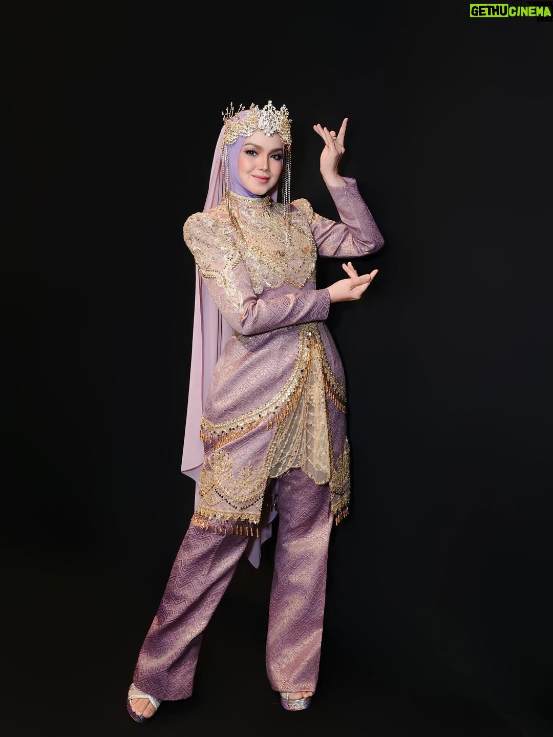 Siti Nurhaliza - 16.9K Likes - Busana untuk persembahan di Anugerah Industri Muzik-24.

👗 @_biancabella 
💄 @epie_temerloh @ctdk 
📸 @amir_yasin