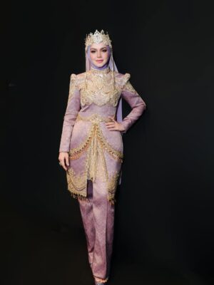 Siti Nurhaliza Instagram - Busana untuk persembahan di Anugerah Industri Muzik-24.

👗 @_biancabella 
💄 @epie_temerloh @ctdk 
📸 @amir_yasin