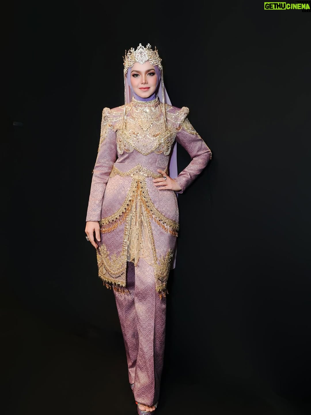Siti Nurhaliza - 16.9K Likes - Busana untuk persembahan di Anugerah Industri Muzik-24.

👗 @_biancabella 
💄 @epie_temerloh @ctdk 
📸 @amir_yasin