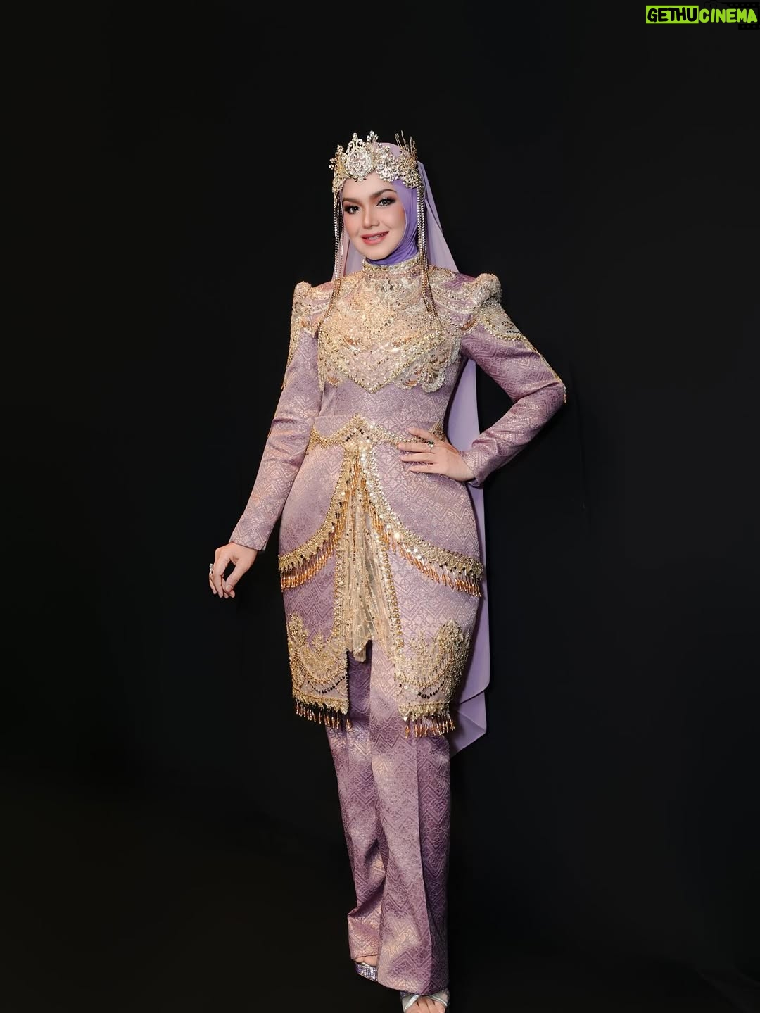 Siti Nurhaliza - 16.9K Likes - Busana untuk persembahan di Anugerah Industri Muzik-24.

👗 @_biancabella 
💄 @epie_temerloh @ctdk 
📸 @amir_yasin