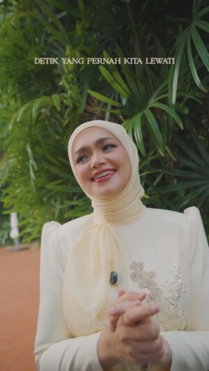 Siti Nurhaliza Instagram - Kalian sudah hafal 'Menamakanmu Cinta'?
𝑲𝒆𝒕𝒊𝒌𝒂 𝒂𝒌𝒖 𝒎𝒆𝒍𝒊𝒉𝒂𝒕𝒎𝒖
𝑨𝒌𝒖 𝒋𝒂𝒕𝒖𝒉 𝒅𝒊 𝒑𝒂𝒍𝒊𝒏𝒈 𝒄𝒊𝒏𝒕𝒂
𝑻𝒖𝒉𝒂𝒏 𝒔𝒖𝒏𝒈𝒈𝒖𝒉 𝒃𝒂𝒊𝒌 𝒕𝒂𝒌𝒅𝒊𝒓-𝑵𝒚𝒂

👉🏻Jangan lupa tag kami @ctdk @ade_govinda di video kalian menyanyikan 'Menamakanmu Cinta' ya

Mahu dengar suara-suara merdu kalian cover lagu ini🥰