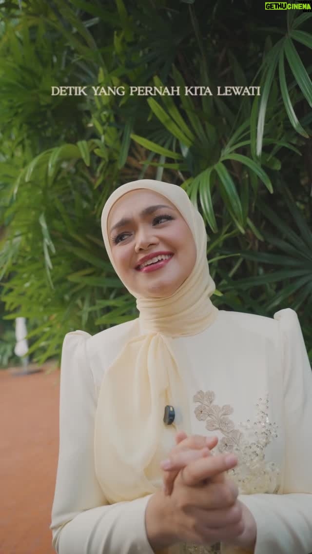 Siti Nurhaliza - 12.4K Likes - Kalian sudah hafal 'Menamakanmu Cinta'?
𝑲𝒆𝒕𝒊𝒌𝒂 𝒂𝒌𝒖 𝒎𝒆𝒍𝒊𝒉𝒂𝒕𝒎𝒖
𝑨𝒌𝒖 𝒋𝒂𝒕𝒖𝒉 𝒅𝒊 𝒑𝒂𝒍𝒊𝒏𝒈 𝒄𝒊𝒏𝒕𝒂
𝑻𝒖𝒉𝒂𝒏 𝒔𝒖𝒏𝒈𝒈𝒖𝒉 𝒃𝒂𝒊𝒌 𝒕𝒂𝒌𝒅𝒊𝒓-𝑵𝒚𝒂

👉🏻Jangan lupa tag kami @ctdk @ade_govinda di video kalian menyanyikan 'Menamakanmu Cinta' ya

Mahu dengar suara-suara merdu kalian cover lagu ini🥰
