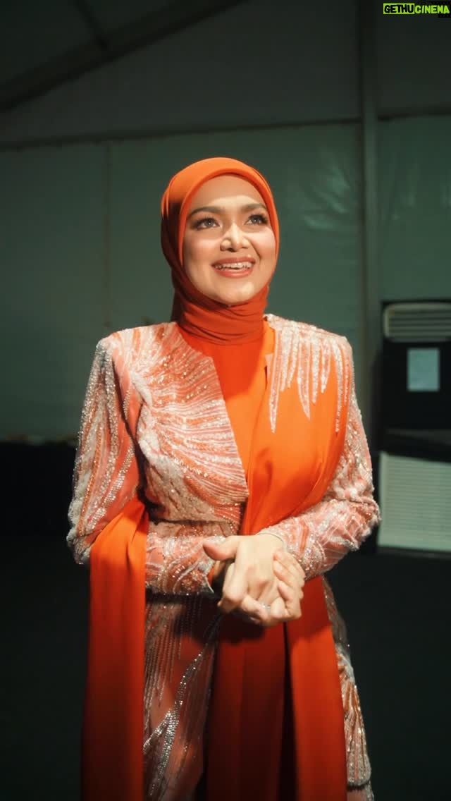 Siti Nurhaliza - 5.8K Likes - Pestapora 2025 membawa nostalgia pertama kali saya diperkenalkan di Indonesia menerusi lagu Betapaku Cinta Padamu (Aku Cinta Padamu). Lagu ini saya rakamkan semula untuk pasaran Indonesia dan durasinya menjadi 6 minit lebih iaitu pada tahun 1997. Alhamdulillah, bermula dengan lagu tersebut, saya diterima baik di Indonesia dan sambutan yang telah diberikan baru-baru ini sangat menyentuh hati.

Sewaktu hadir ke Pestapora, saya membawa pelukan rakyat Malaysia buat Indonesia. Berlagu, menyanyi, menghidangkan muzik dan inilah yang telah menyatukan kita semua.

Saya terharu membaca komen-komen dari peminat Indonesia serta penonton Pestapora dengan penampilan saya di pentas itu, semoga saya dapat kembali dengan mengadakan acara yang lebih besar lagi di sana.

Saya memilih menyampaikan lagu-lagu saya yang popular di Indonesia dan lagu ciptaan komposer Indonesia juga iaitu Dewiq dan Melly Goeslaw, tidak ketinggalan lagu terbaharu ciptaan @ade_govinda , Menamakanmu Cinta. Saya turut menyampaikan lagu Gerimis Mengundang dan Tiara yang sangat digemari di sana.

Terima kasih team Pestapora yang telah menjemput saya, Ucup tentunya dan juga The Rising band yang mengiringi persembahan saya. Juga kepada @ade_govinda yang sudi bersama-sama mempromosikan single Menamakanmu Cinta.
@pestapora

👗 @ashraffzainal 
💄 @epie_temerloh 

#pestapora2025
