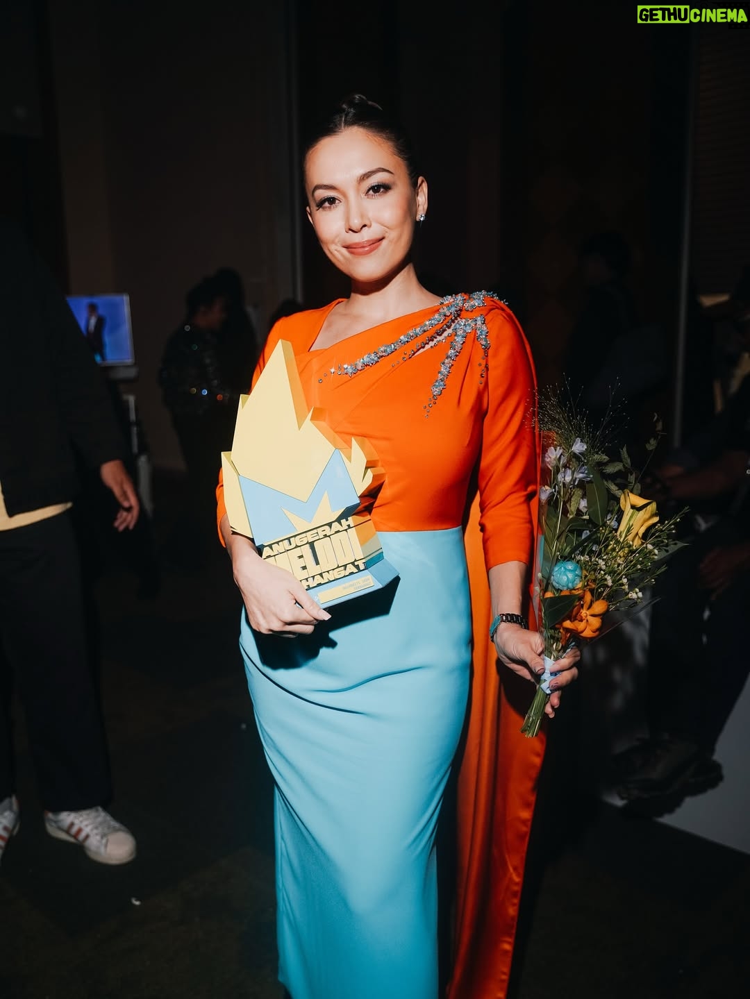Siti Saleha - 11.5K Likes - Thank you @meloditv3 @tv3malaysia and my fan club @teamsitisaleha for always believing in me. 

Won Icon terhangat last night, truly blessed 💗