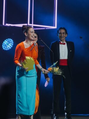 Siti Saleha Instagram - Thank you @meloditv3 @tv3malaysia and my fan club @teamsitisaleha for always believing in me. 

Won Icon terhangat last night, truly blessed 💗