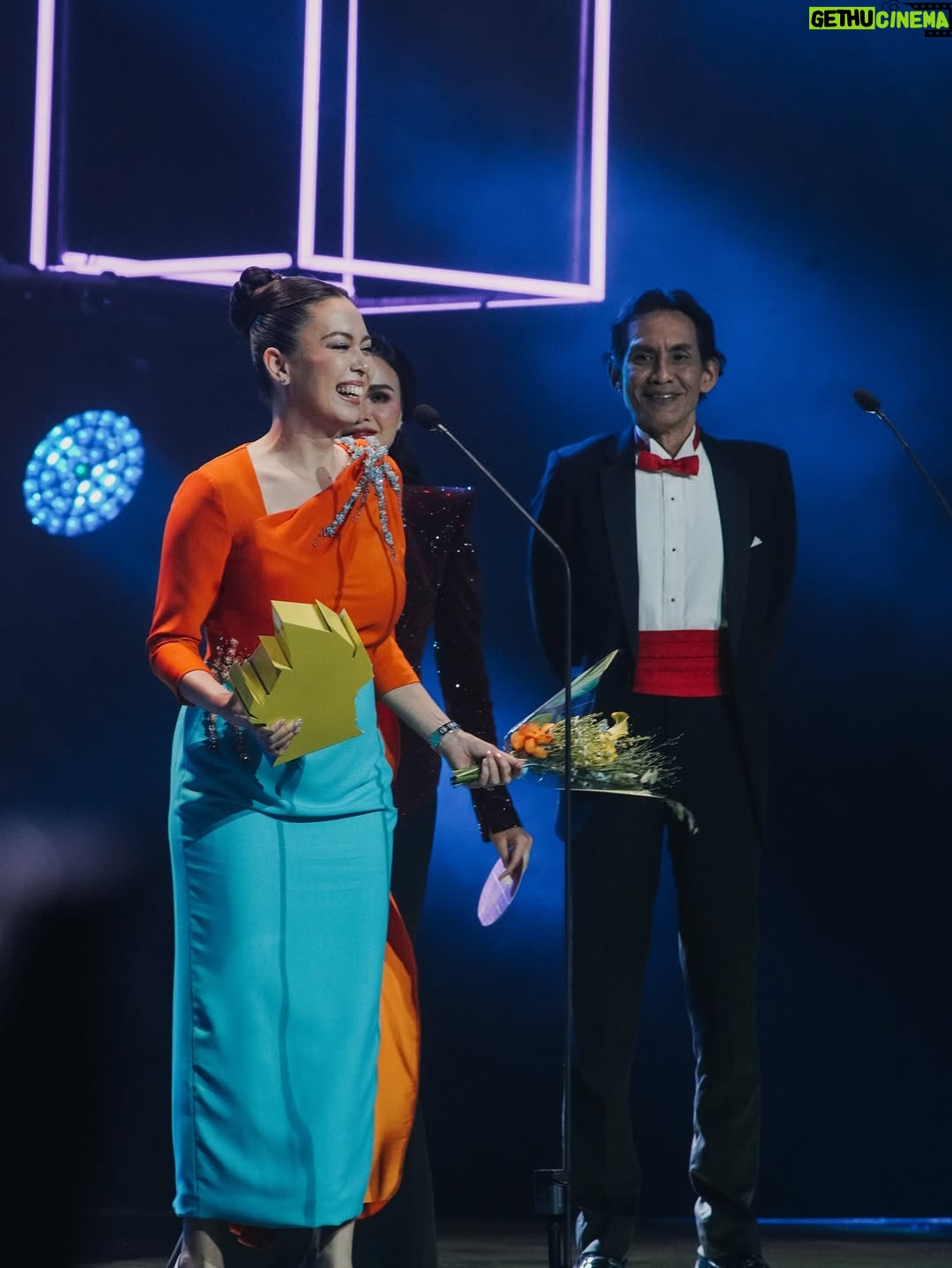 Siti Saleha - 11.5K Likes - Thank you @meloditv3 @tv3malaysia and my fan club @teamsitisaleha for always believing in me. 

Won Icon terhangat last night, truly blessed 💗
