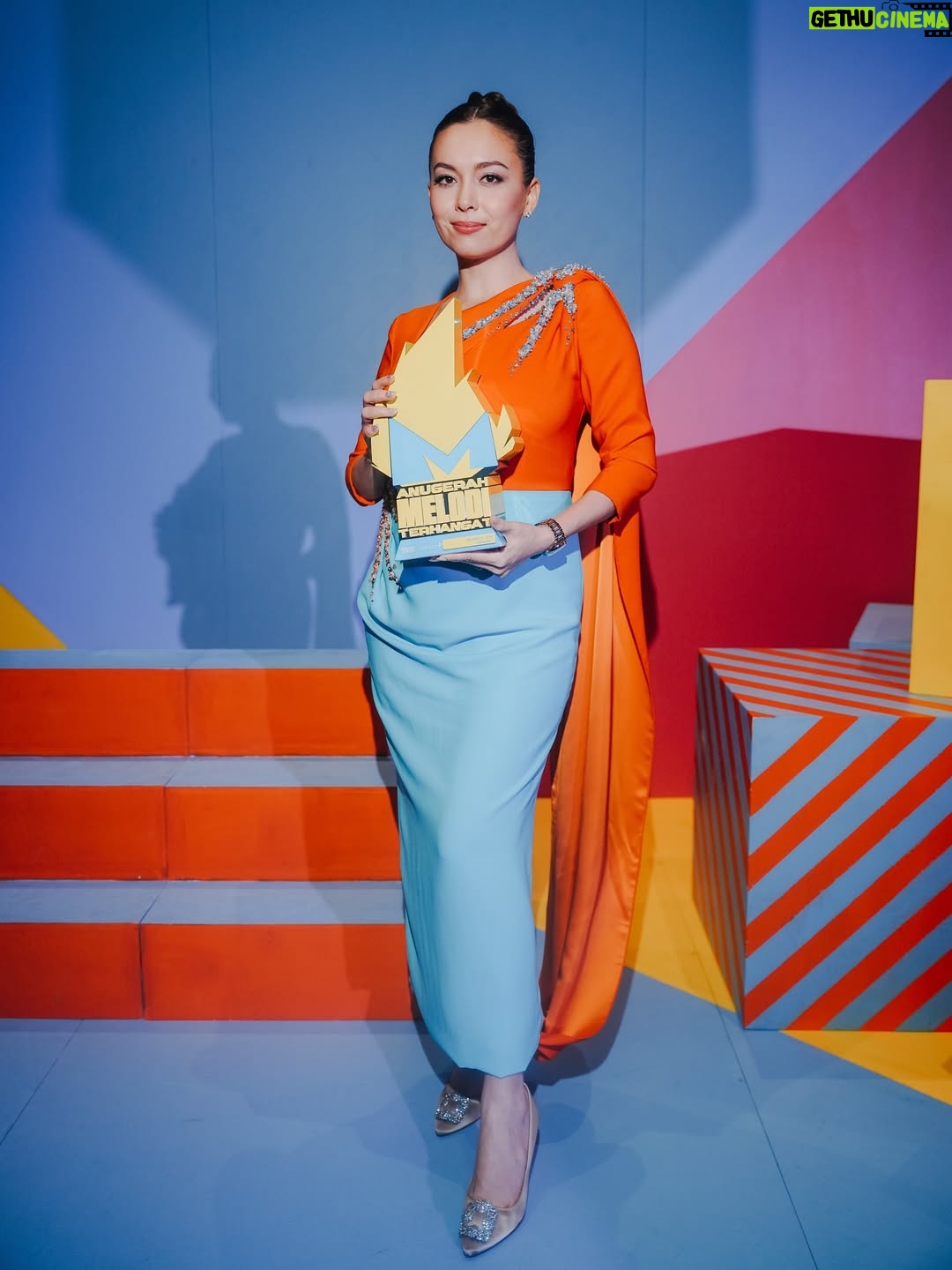 Siti Saleha - 11.5K Likes - Thank you @meloditv3 @tv3malaysia and my fan club @teamsitisaleha for always believing in me. 

Won Icon terhangat last night, truly blessed 💗