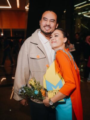 Siti Saleha Instagram - Thank you @meloditv3 @tv3malaysia and my fan club @teamsitisaleha for always believing in me. 

Won Icon terhangat last night, truly blessed 💗