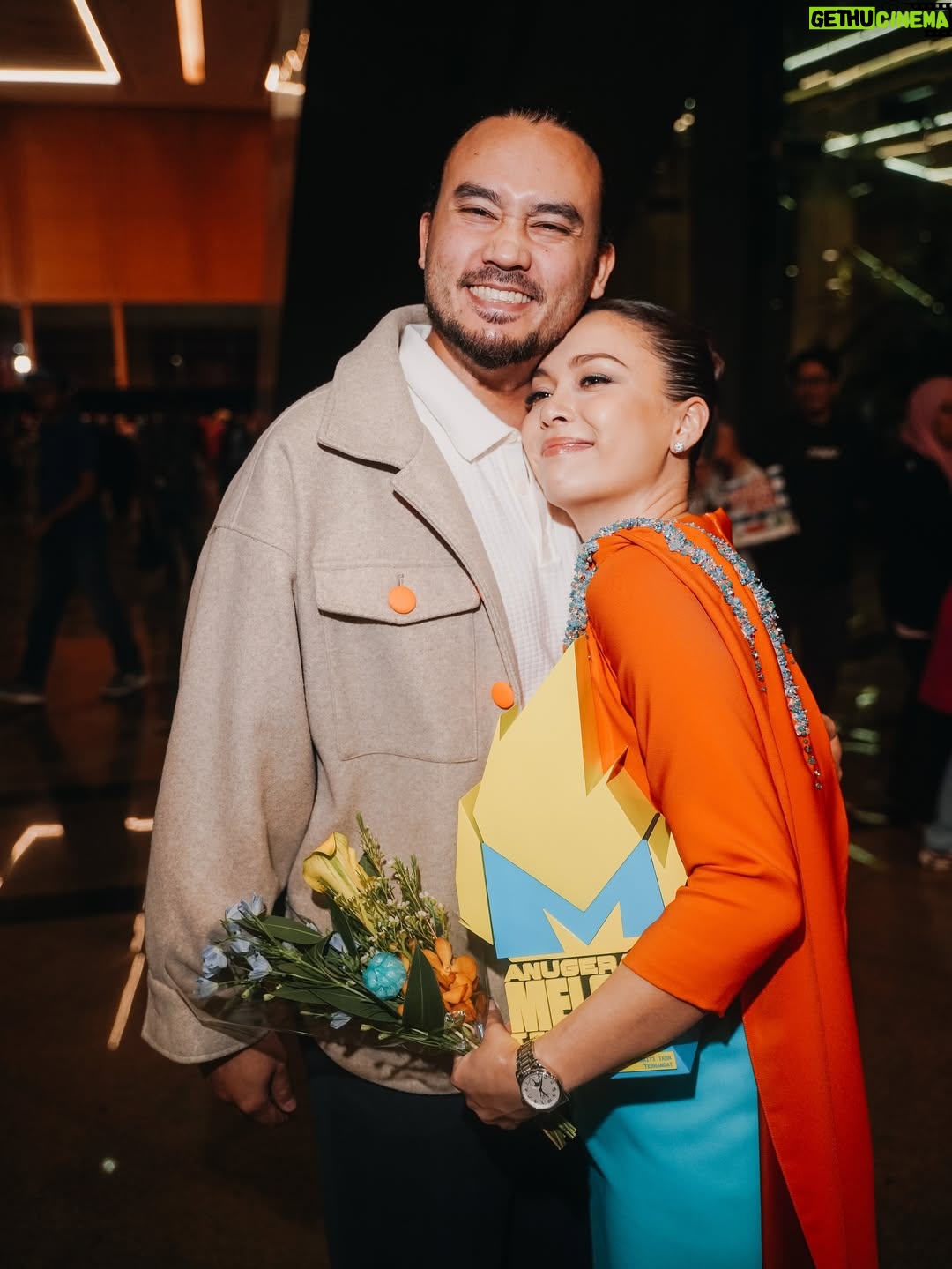 Siti Saleha - 11.5K Likes - Thank you @meloditv3 @tv3malaysia and my fan club @teamsitisaleha for always believing in me. 

Won Icon terhangat last night, truly blessed 💗