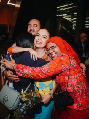 Siti Saleha Instagram - Thank you @meloditv3 @tv3malaysia and my fan club @teamsitisaleha for always believing in me. 

Won Icon terhangat last night, truly blessed 💗