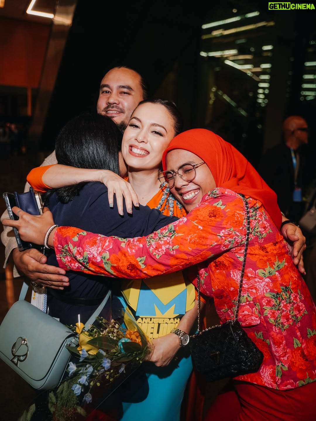 Siti Saleha - 11.5K Likes - Thank you @meloditv3 @tv3malaysia and my fan club @teamsitisaleha for always believing in me. 

Won Icon terhangat last night, truly blessed 💗