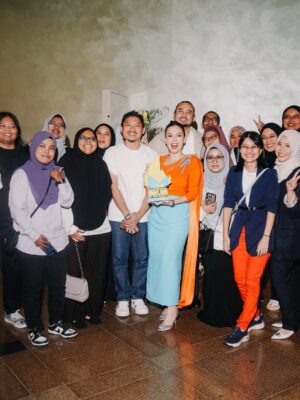 Siti Saleha Instagram - Thank you @meloditv3 @tv3malaysia and my fan club @teamsitisaleha for always believing in me. 

Won Icon terhangat last night, truly blessed 💗