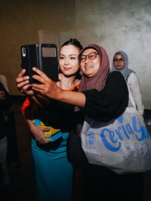 Siti Saleha Instagram - Thank you @meloditv3 @tv3malaysia and my fan club @teamsitisaleha for always believing in me. 

Won Icon terhangat last night, truly blessed 💗