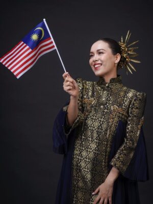 Siti Saleha Instagram - Merdeka issue for @kosmo_online @hibglam.com.my 💙

Thank you Haikal for the write up. Get copies today
 🫶🇲🇾