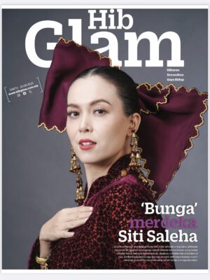 Siti Saleha Instagram - Merdeka issue for @kosmo_online @hibglam.com.my 💙

Thank you Haikal for the write up. Get copies today
 🫶🇲🇾