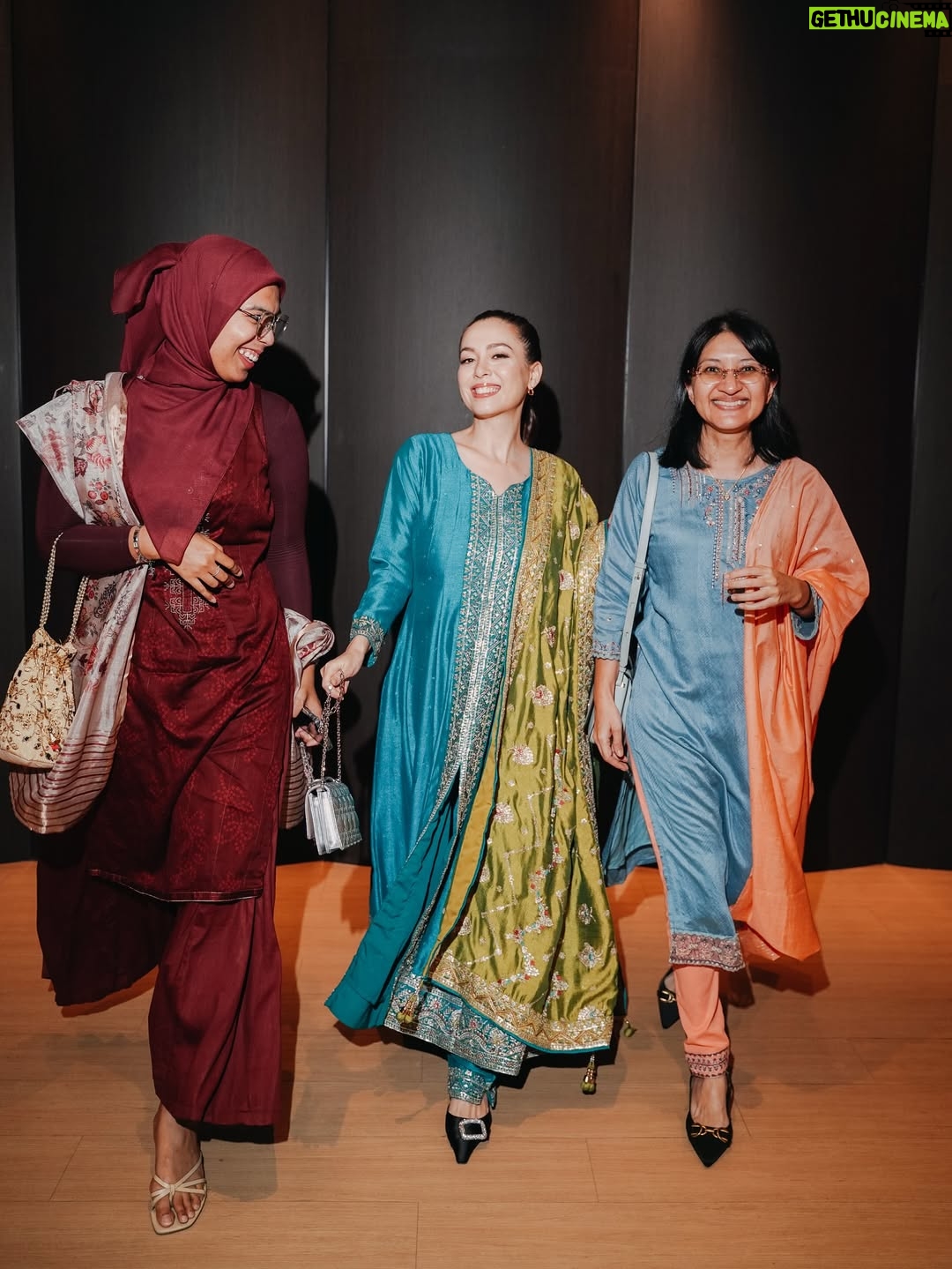 Siti Saleha - 9K Likes - A magical night of sharing stories, exchanging smiles, and making new connections. So blessed for moments like these, reminding ourselves why storytelling brings us all together. Here’s to cinema’s ability to transcend borders. 

Hosted by @miffest_mgga in collaboration with the High Commission of India

#MIFFest2025 #Infinity