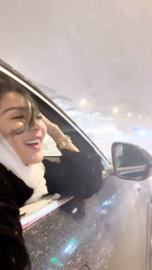 Sitora Farmonova Instagram - Я безумно люблю зиму и снег ❄️ 

Снег- для меня знак чистоты и невинности ❄️❤️

Какой сезон вы любите?