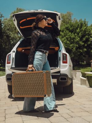 Smile Instagram - Outfit Top: @gucci Jeans: @levis Shoe: @versace Bag: @fendi Belts: @fendi @hermes Earrings:@fendi Sunglasses: @ditaeyewear H&M : @mayoomagic Stylist: @hanlin_official 📸: @thisisshein
