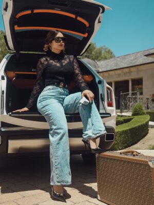 Smile Instagram - Outfit Top: @gucci Jeans: @levis Shoe: @versace Bag: @fendi Belts: @fendi @hermes Earrings:@fendi Sunglasses: @ditaeyewear H&M : @mayoomagic Stylist: @hanlin_official 📸: @thisisshein