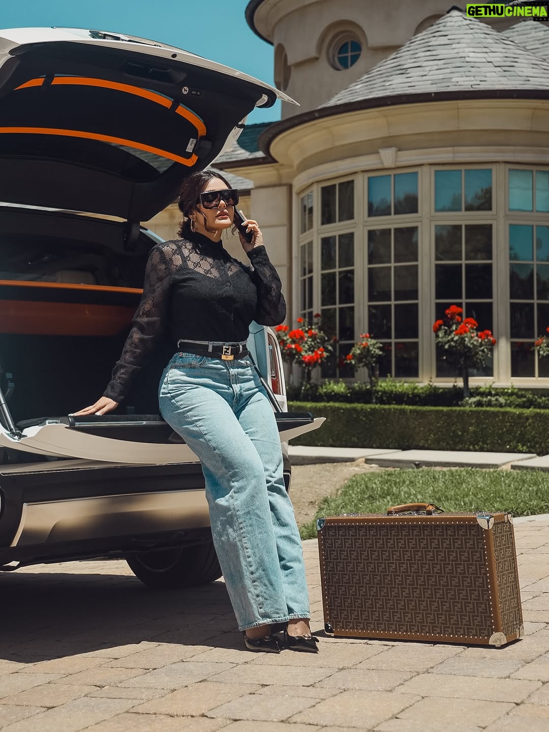 Smile - 1.1K Likes - Outfit Top: @gucci  Jeans: @levis  Shoe: @versace Bag: @fendi  Belts: @fendi @hermes  Earrings:@fendi  Sunglasses: @ditaeyewear  H&M : @mayoomagic  Stylist: @hanlin_official 📸: @thisisshein