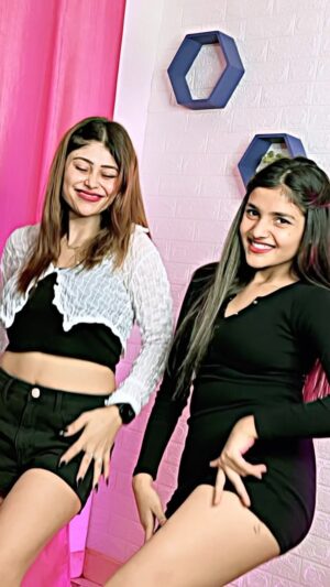 Smriti Rajput Instagram - Jisko chahiye pagal karde👱♀️🎀
#reelkarofeelkaro #viral #likesforlike #dreamgirlmuku