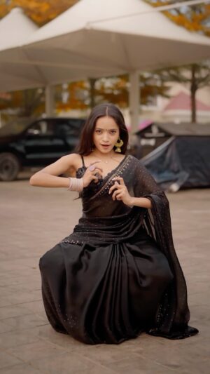Sneha Savita Instagram - Chammak Challo In š¤
šø: @mayank_savita_
#snehu #chammakchallo
#dance #blacksaree #trend #trendingreels #bollywood #bollywoodsongs #dancereels #look #explore #explorepage #viral
