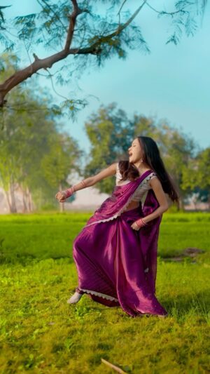 Sneha Savita Instagram - Raanu Bombai Ki Raanušš
#ranu #snehu
#dance #marathi #trend #trendingreels #viral #dancereels #saree #steps #girl #raanu #ranubombaikiranu #explore #newsong