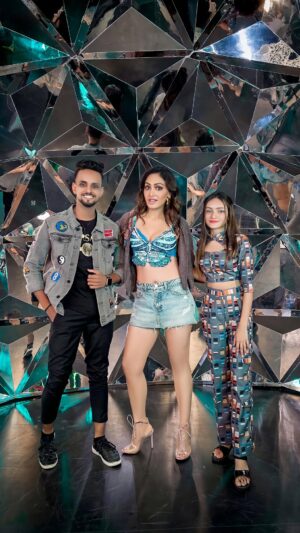 Sneha Savita Instagram - Loved this collaboration with the beautiful and talented @khushalikumar for her upcoming movie
#MereDilGaayeJa Out Now
#ZoobyZooby
In cinemas this 23rd September. Get ready to be deceived
#DhokhaRoundDCorner
@actormaddy @khushalikumar @aparshakti_khurana @darshankumaar @kookievgulati @CastingChhabra #BhushanKumar #KrishanKumar @tanishk_bagchi @zarakhan @yashnarvekar92 @bappilahiri_official_ @kumaarofficial #Anjaan @dharmendraedt @vickssharma @shivchanana @tseriesfilms @tseries.official @aafilms.official @adil_choreographer @maneeshbhattofficial @sarkarroman @shakeandcut_post
@featherfeetentertainment
#newsong #zarakhan #trendingreels #trend #viral