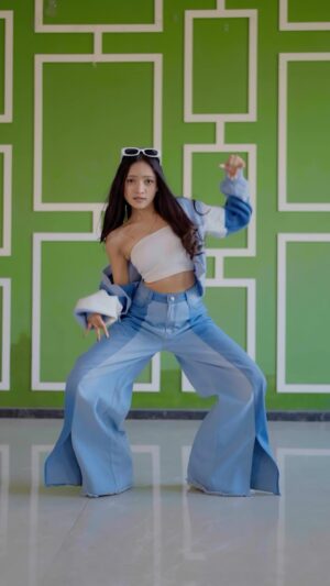Sneha Savita Instagram - š©µMere Naseeb Maiš¤
šŗ: @my_name_is_govind_ š
šø: @mayank_savita_ ā¤ļøāš„
#snehu
#merenaseebmein #trendingreels #dance #dancereels #viral #winterlook #explore #explorepage #look #steps