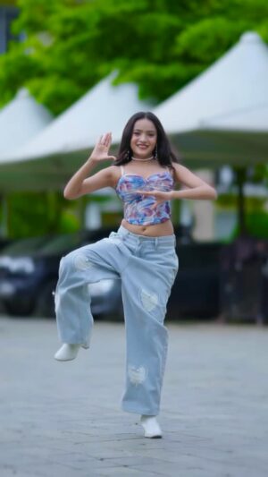 Sneha Savita Instagram - Mainu Pyaar Chahidašøš©µ
šø: @mayank_savita_
#snehu
#balenciaga #look #trendingreels #trend #viral #dance #dancereels #explore #hookstep #explorepage #girl #swag #nehakakkar