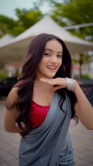 Sneha Savita Instagram - Donāt blink, you might miss itšš
@sanjurathod07 @isha__malviya
šø: @mayank_savita_ š„
#shaky
#newsong #trending #viral #explore #marathisong #marathi #look #dance #dancereels #girl #saree #trendingreels #trend #explorepage