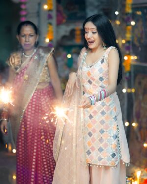 Sneha Savita Instagram - Wishing everyone a very Happy Diwali šŖ āØ
#diwali #diwalispecial #diwali2024 #diwalidecorations #diwalireels #diwaligifts
#happydiwali #diwali #transition #dekhonadekhonazulfose #explore #trendingreels #trend #explorepage #viral #cute #newsong #diwalioutfit