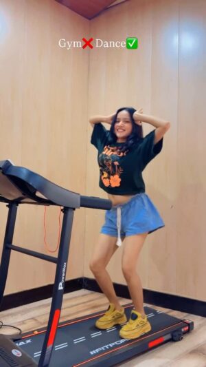 Sneha Savita Instagram - Workout to hota rhega Is song pe vibe krna jaruri haišš
@nehakakkar š @tonykakkar āØ
šø : @my_name_is_govind_ š«
#badmaash #nehakakkarsongs
#dance #viral #workout #gym #catwalk #dancefitness #explore