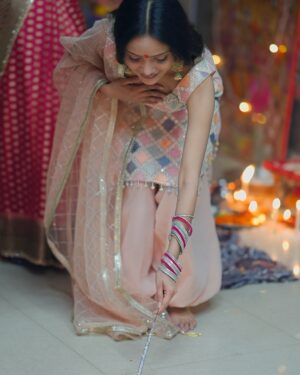 Sneha Savita Instagram - Wishing everyone a very Happy Diwali šŖ āØ
#diwali #diwalispecial #diwali2024 #diwalidecorations #diwalireels #diwaligifts
#happydiwali #diwali #transition #dekhonadekhonazulfose #explore #trendingreels #trend #explorepage #viral #cute #newsong #diwalioutfit