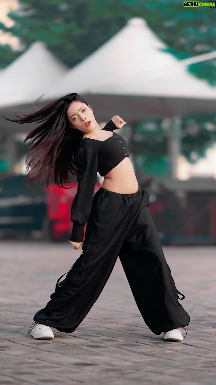 Sneha Savita - 37.2K Likes - Tha Kar Ke😉🖤

📸: @mayank_savita_ 
🕺: @sagar_chand78 

#thakarke #snehu 
#dance #dancereels #steps #trendingreels #look #explorepage #viral #newsong #hooksteps