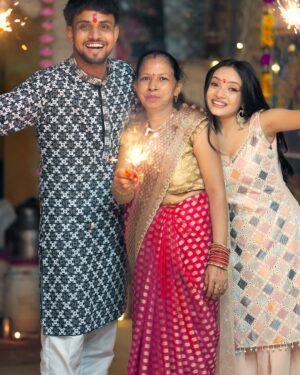 Sneha Savita Instagram - Wishing everyone a very Happy Diwali šŖ āØ
#diwali #diwalispecial #diwali2024 #diwalidecorations #diwalireels #diwaligifts
#happydiwali #diwali #transition #dekhonadekhonazulfose #explore #trendingreels #trend #explorepage #viral #cute #newsong #diwalioutfit