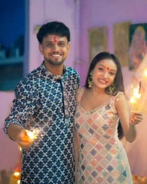 Sneha Savita Instagram - Wishing everyone a very Happy Diwali šŖ āØ
#diwali #diwalispecial #diwali2024 #diwalidecorations #diwalireels #diwaligifts
#happydiwali #diwali #transition #dekhonadekhonazulfose #explore #trendingreels #trend #explorepage #viral #cute #newsong #diwalioutfit