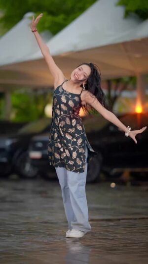 Sneha Savita Instagram - Barso reš§ļø
#barsore
#barish #explore #viral #explorepage⨠#goviral #dance #dancereels #look #kurti