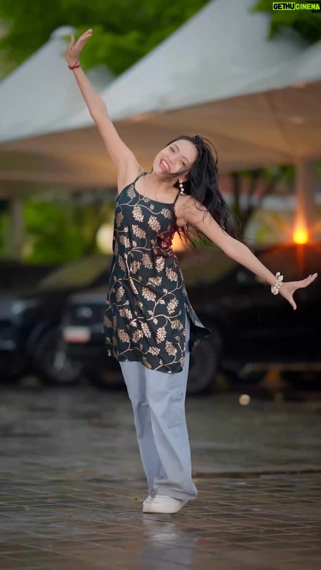 Sneha Savita - 51.7K Likes - Barso re🌧️

#barsore 
#barish #explore #viral #explorepage✨ #goviral #dance #dancereels #look #kurti