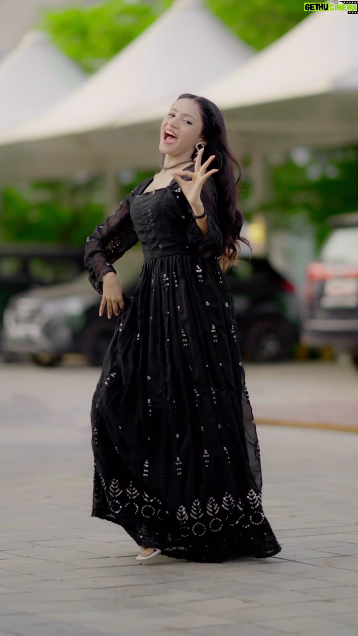 Sneha Savita - 457.3K Likes - Tino Majedaar Se…….😉🖤

📸 : @mayank_savita_ ✨

#snehu 
#trendingreels #trendingreels #merisaaske #merisaskepanchputarthe #merisaasketeenbete #dance #dancereels #dancechallenge #look #facetracking #explorar #explorepage #fyp #viral #haryanvi #haryanvidance #steps