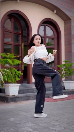 Sneha Savita Instagram - Trend Is Backš„TAKI TAKIš¤
šø: @mayank_savita_
#snehu
#takitaki #newsong #dance #dancereels #explore #explorepage #cute #steps #viral #look #girl #outfit #trendy #reels