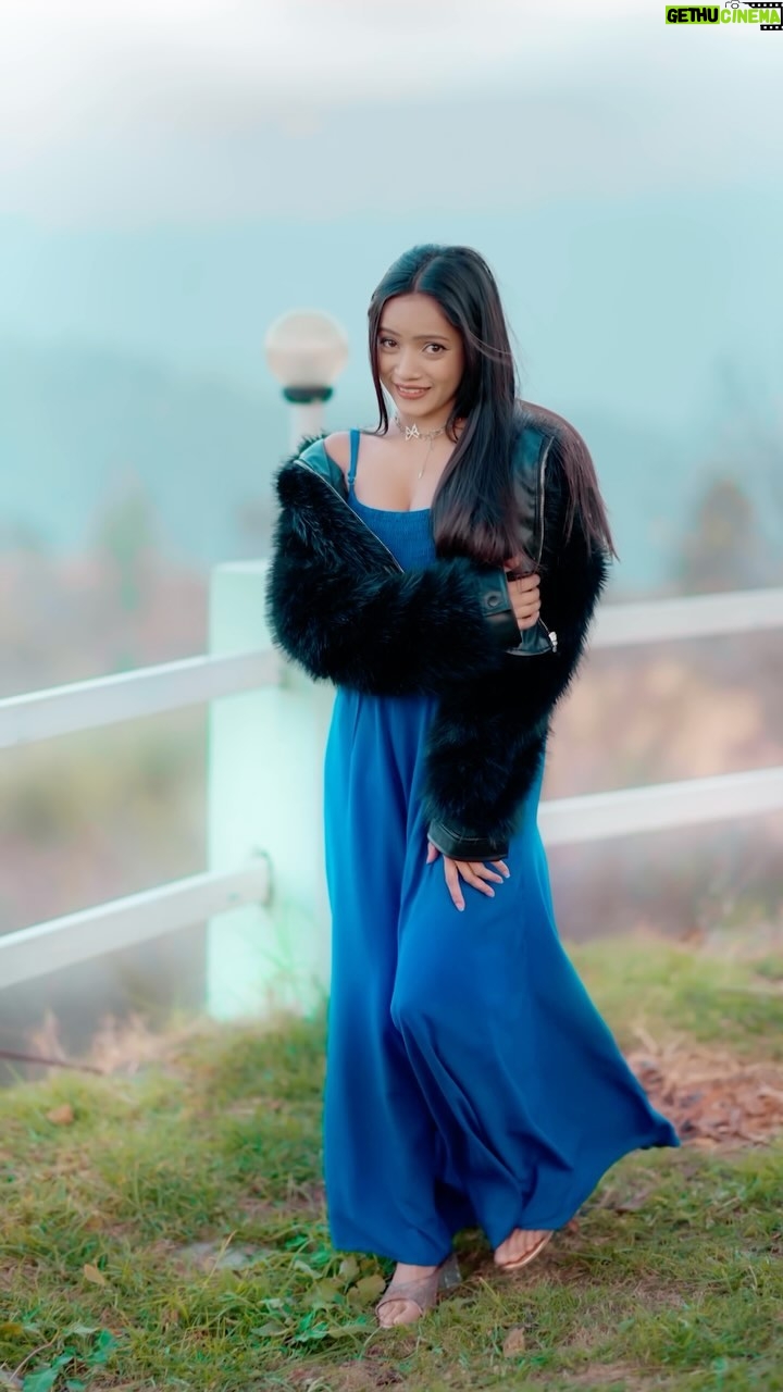 Sneha Savita - 44.4K Likes - Dur Kahi Aasmano Par🏔️🦋🍁

📸: @mayank_savita_ 

#snehu 
#aankheinkhuli #mountains #sukoon #explore #explorepage #trend #viral #girl #trendingreels #pahad