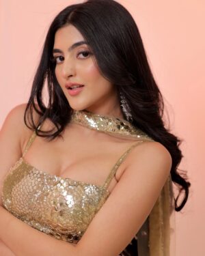 Snigdha Helenite Instagram - Can never say no to a gold lehenga☺️ @rabiyasavlaniofficial 

Jewellery @chinar_jewels 
Location @amaya.studios 🌷