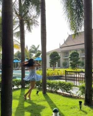 Snigdha Helenite Instagram - Chasing sunsets and good lighting. Priorities🌻🥰

#RadissonBluKarjat  #SeeYouAtRadissonBluKarjat